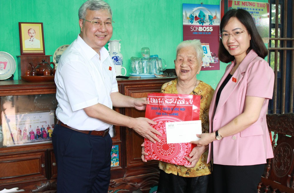 Đoàn Đại biểu Quốc hội tỉnh Bắc Giang thăm, tặng quà người có công huyện Yên Thế