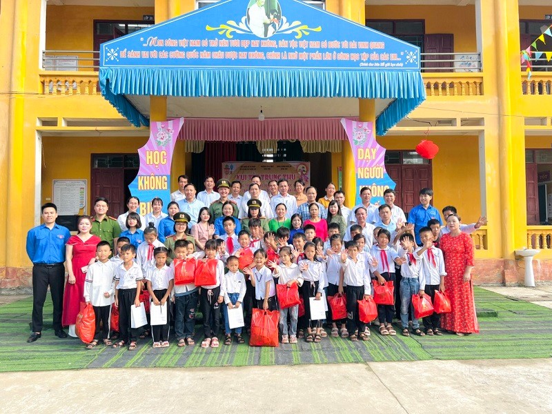 Chi đoàn Sở Tư pháp: Tổ chức các hoạt động vui Tết Trung thu tại xã Bình Sơn, huyện Lục Nam